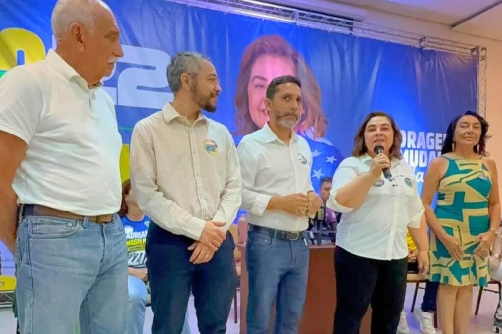 três homens vestindo camisa branca ao lado de uma mulher com camisa da mesma cor