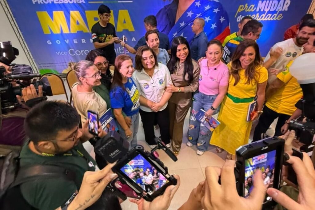 Grupo de mulheres reunidas com fotógrafos